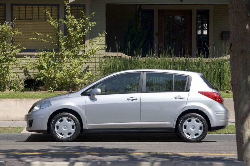 Nissan Versa Hatchback 2008. 2007 Nissan versa Hatchback