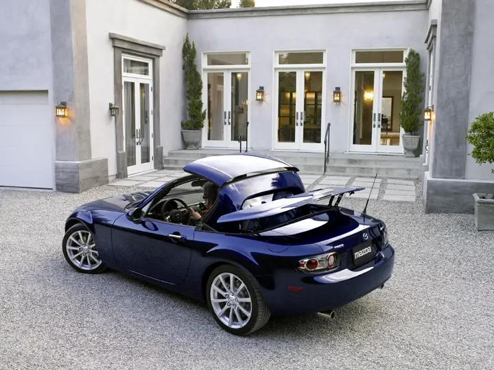 To achieve this breakthrough in hard-top convertible design, the MX-5 PRHT's 
