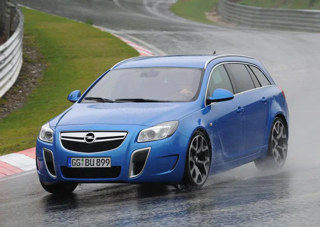 Opel Insignia OPC Sports Tourer Races Ahead with yet Another Award