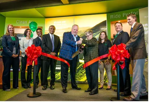 Brian Kesseler, Chief Operating Officer, Tenneco, and Dr. Lou Anna K. Simon, President, Michigan State University, dedicated a renovated residential workspace for first year students in the university's College of Engineering. (Photo: Business Wire)