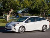 HEELS ON WHEELS: 2017 TOYOTA PRIUS TWO ECO REVIEW