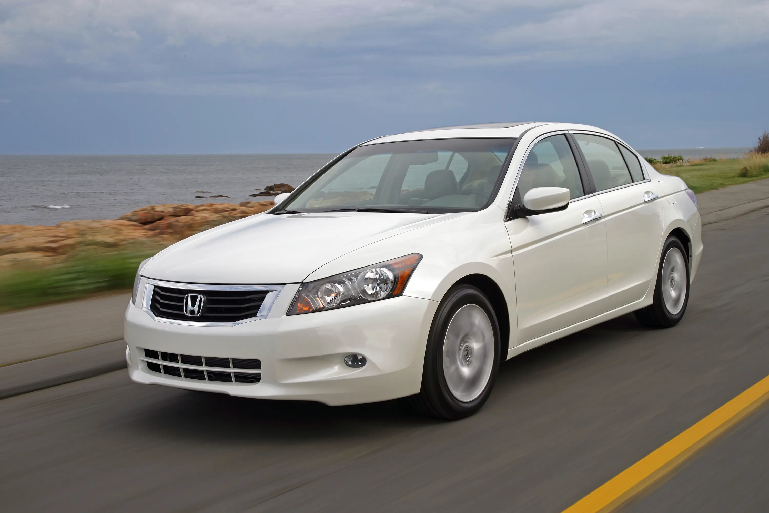 2009 Honda Accord Sets the Pace with Style, Power and