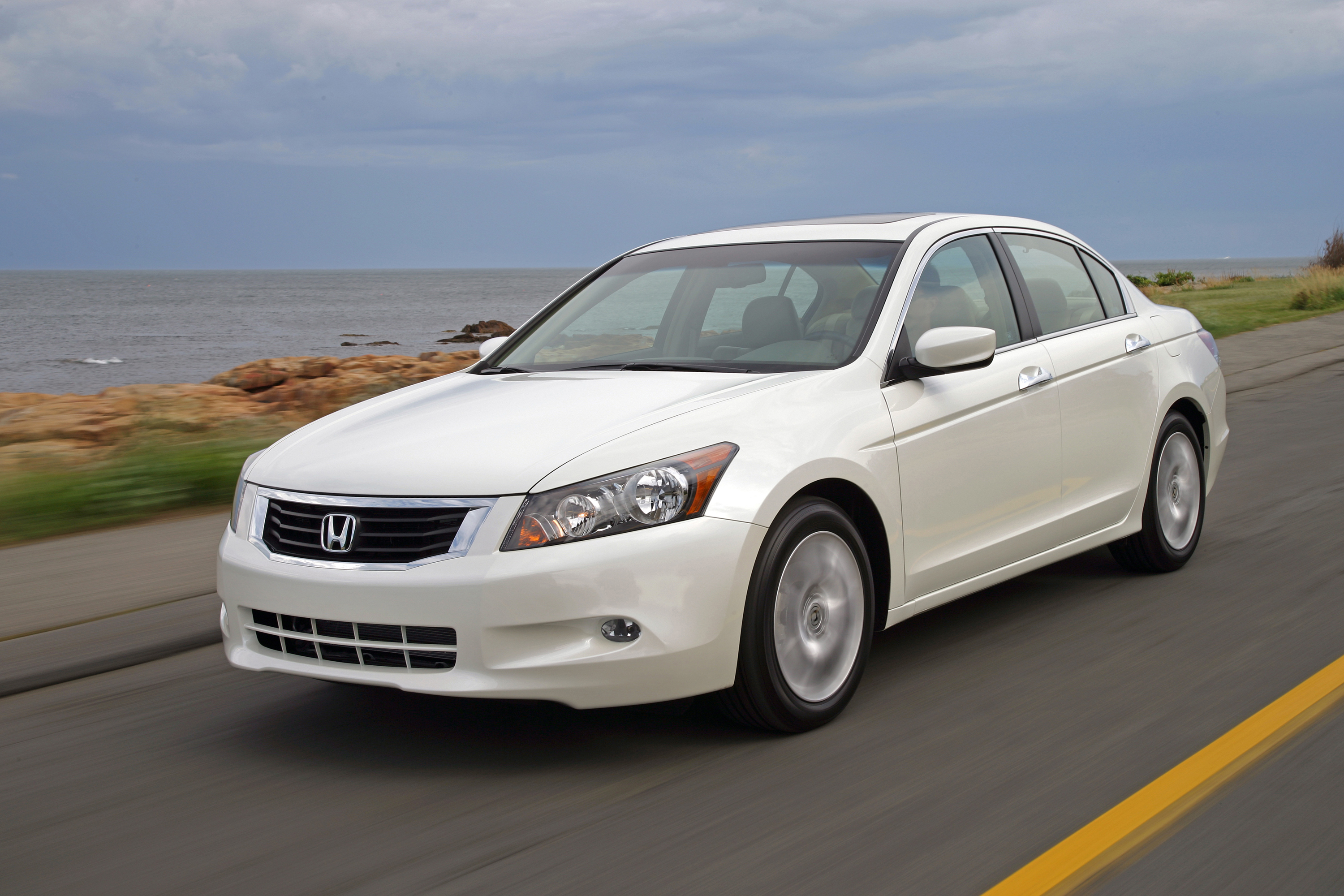 2009 Honda Accord Sets the Pace with Style, Power and