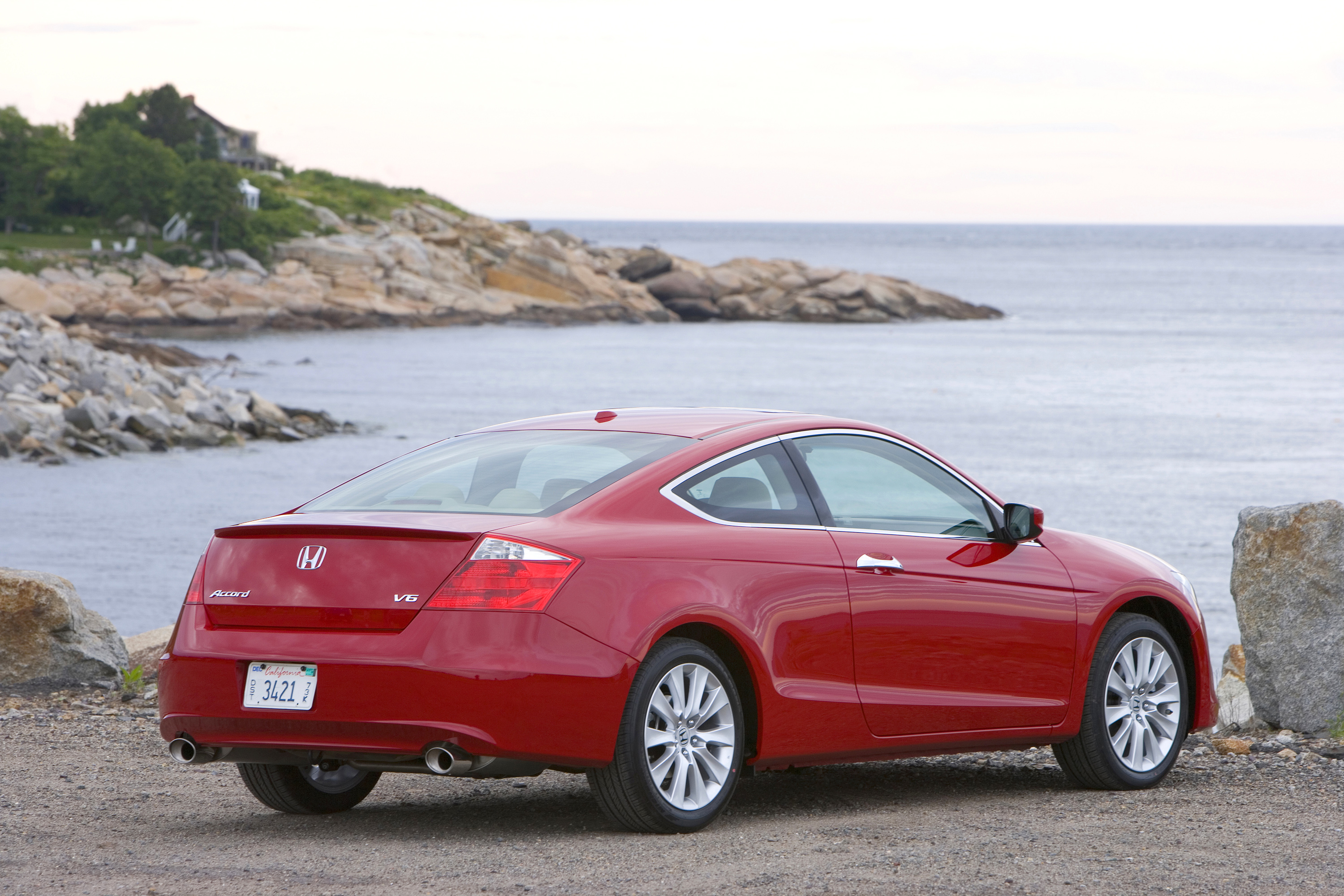 2009 Honda Accord Sets the Pace with Style, Power and Efficiency