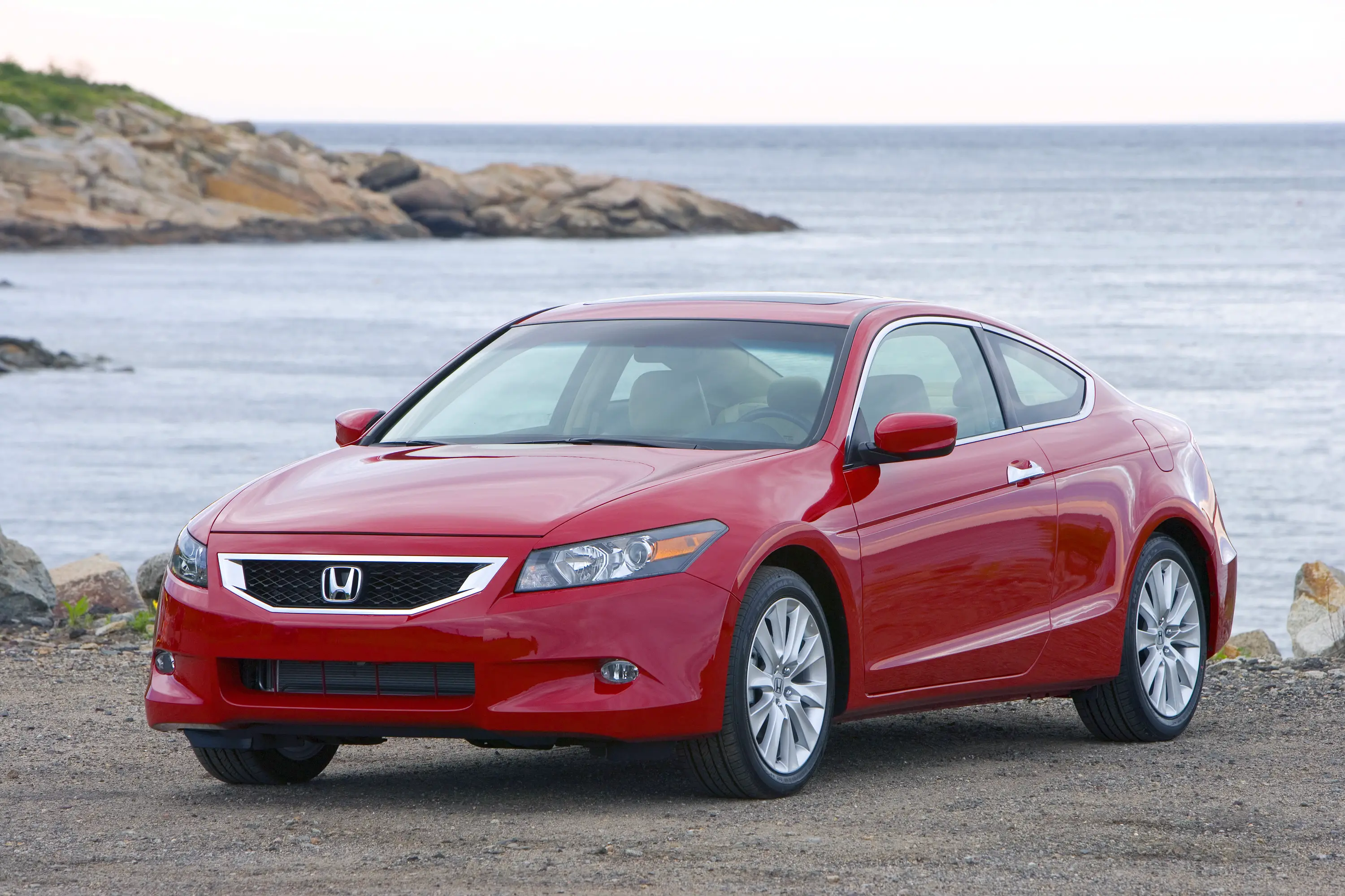 2009 Honda Accord Sets the Pace with Style, Power and Efficiency