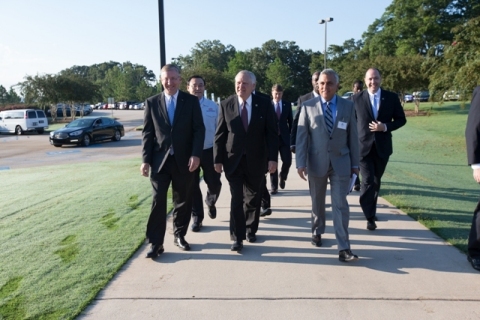 Front row: Stuart Countess, Chief Administrative Officer, Georgia Governor Nathan Deal, Raj Batra, President, Siemens Digital Factory US; Back row left: Hyun-Jong Shin, President and CEO, Kia Motors Manufacturing Georgia; Back row right: Chris Carr, Commissioner, Georgia Department of Economic Development at Kia Digital Training Center, West Point, GA (Photo: Business Wire)