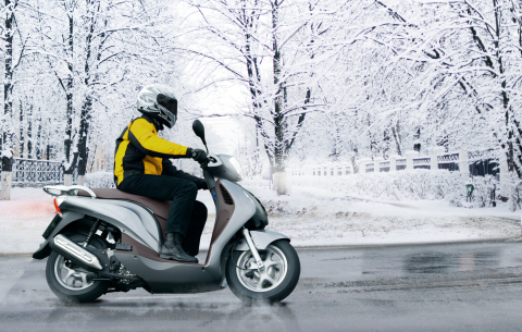 Also for motor scooters: Winter tyres offer advantages in wet and icy conditions (Photo: Business Wire)