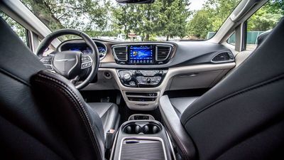 2017 Chrysler Pacifica Touring L Plus (select to view enlarged photo)