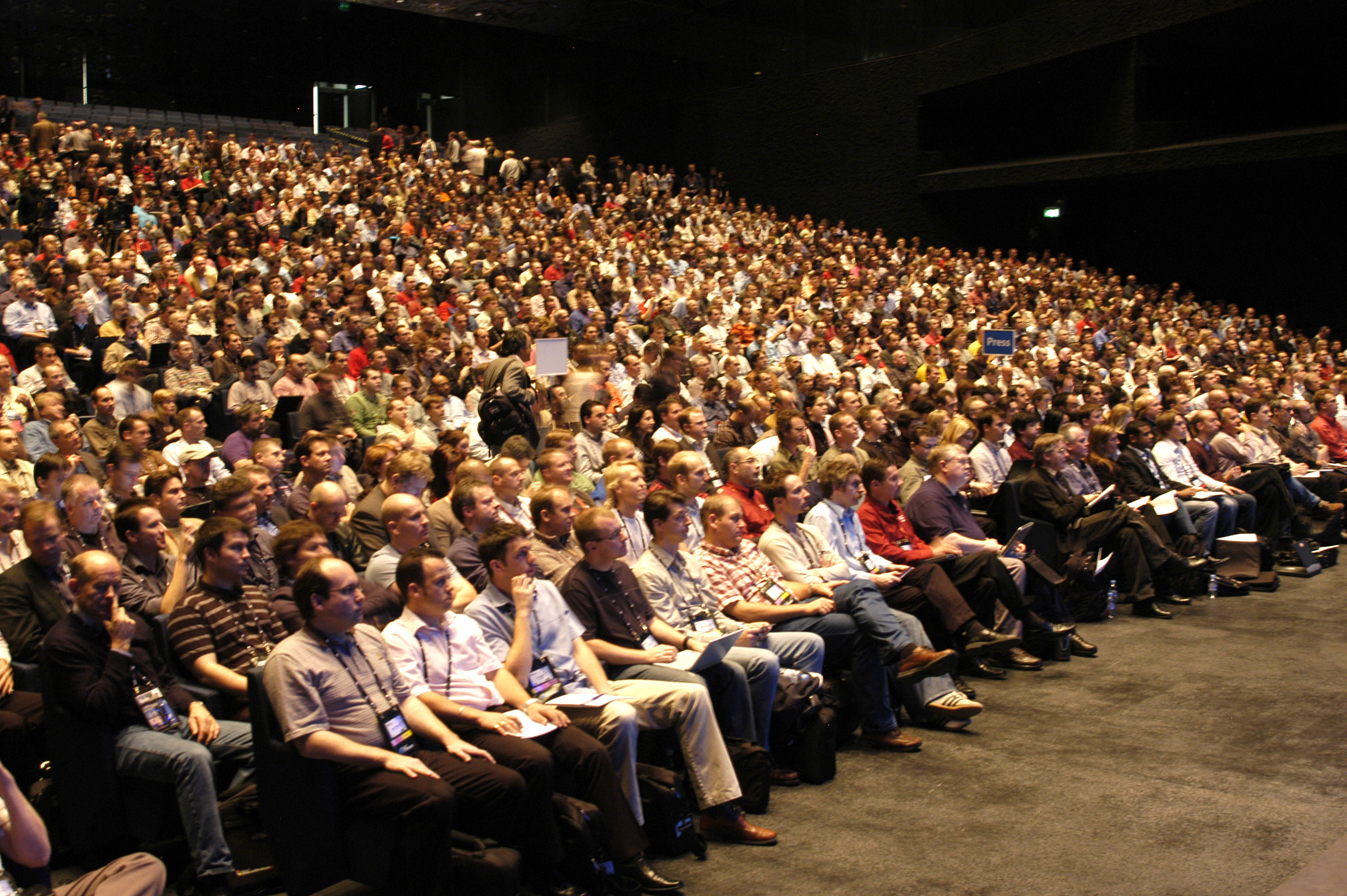 Возгласы зрителей. Полный зал людей. Много людей в зале. Большая аудитория людей. Зрительный зал с людьми.