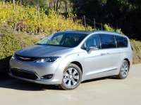 2017 Chrysler Pacifica Hybrid (84 eMPG) First Review By Larry Nutson +VIDEO