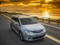 Car Review: HEELS ON WHEELS: 2017 CHRYSLER PACIFICA REVIEW