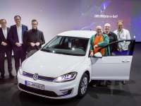 Volkswagen Delivers 100,000th e-Golf Volkswagen Delivers 100,000th e-Golf